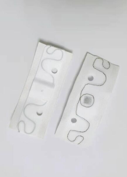 UHF RFID laundrdy tag with holes , RFID Laundry Tag 200 Times Washing Cycles For Commercial Laundry